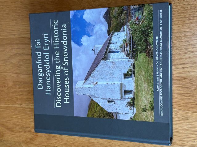 Darganfod Tai Hanesyddol Eryri: Discovering the Historic Houses of Snowdonia